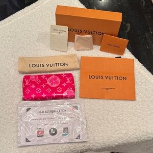 Louis Vuitton 2021 Valentine’s Vernis Fuchsia Monogram Zippy Wallet
